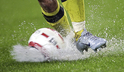 Fussball_im_Regen.jpg-FK HAINBURG